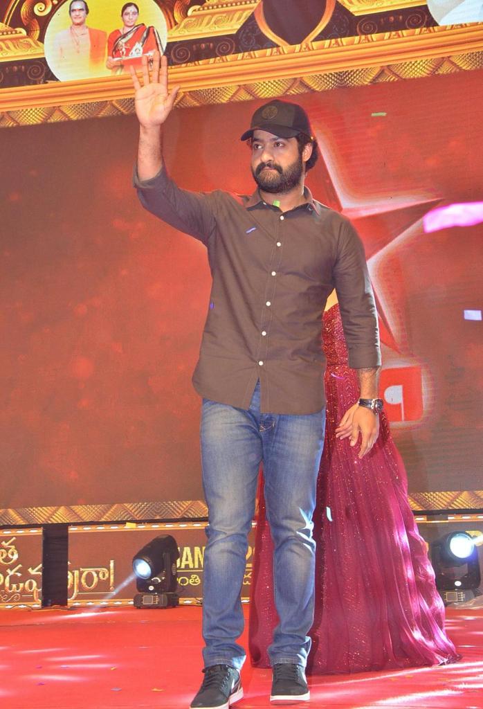 NTR2TarakFans's tweet photo. @tarak9999 Happy #EidMubarak @tarak9999 annayya #GetWellSoonTarak Annayya
#JaiNTR #JaiNandamuri ✊✊✊ https://t.co/8jigFsVCqk