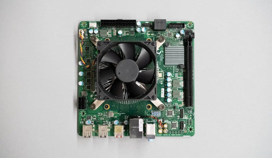 AldredEdge's tweet photo. Yo, c'est Ryujin, #AMD 4700S est donc composé d’une puce à 8 cœurs, 16 threads basée sur l’architecture Zen 2 core. Le processeur fonctionne jusqu’à 4,0 GHz ( 3.8Ghz:Xbox ) et dispose d’un cache de 12 Mo. Elle dispose de 16GO de GDDR6 soudé que la carte mère. Qu'en pensez-vous ? https://t.co/esgYddyMYr