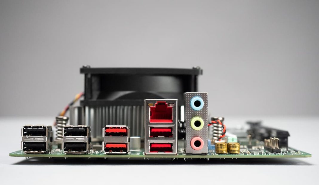 AldredEdge's tweet photo. Yo, c'est Ryujin, #AMD 4700S est donc composé d’une puce à 8 cœurs, 16 threads basée sur l’architecture Zen 2 core. Le processeur fonctionne jusqu’à 4,0 GHz ( 3.8Ghz:Xbox ) et dispose d’un cache de 12 Mo. Elle dispose de 16GO de GDDR6 soudé que la carte mère. Qu'en pensez-vous ? https://t.co/esgYddyMYr