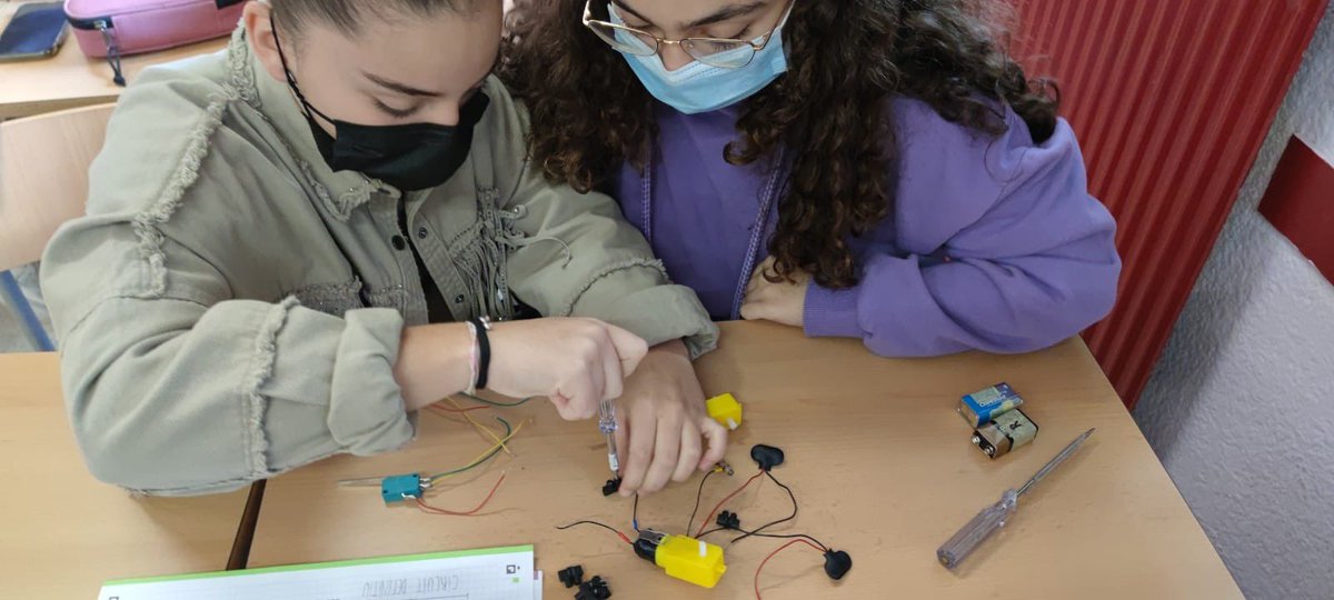 InsForatdelvent's tweet photo. Steam, el projecte "robot evita obstacles" a 1r d'ESO va agafant forma. Plataforma impresa i circuit en construcció!!! #steam @InsForatdelvent https://t.co/hm9gR0qYBF
