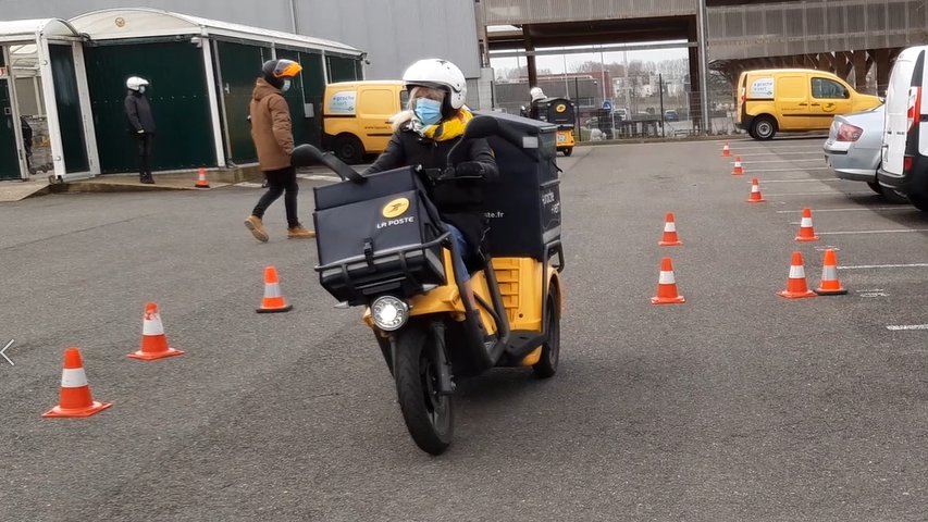 LPNews_NDIE's tweet photo. Une formation inédite à la #conduite du #Staby a été organisée pour tous les préventeurs de la branche Services-Courrier-Colis du @GroupeLaPoste en #Normandie. Au #Havre, l’accent a été mis sur la pratique. 🛵 https://t.co/R5HUg4AHNX