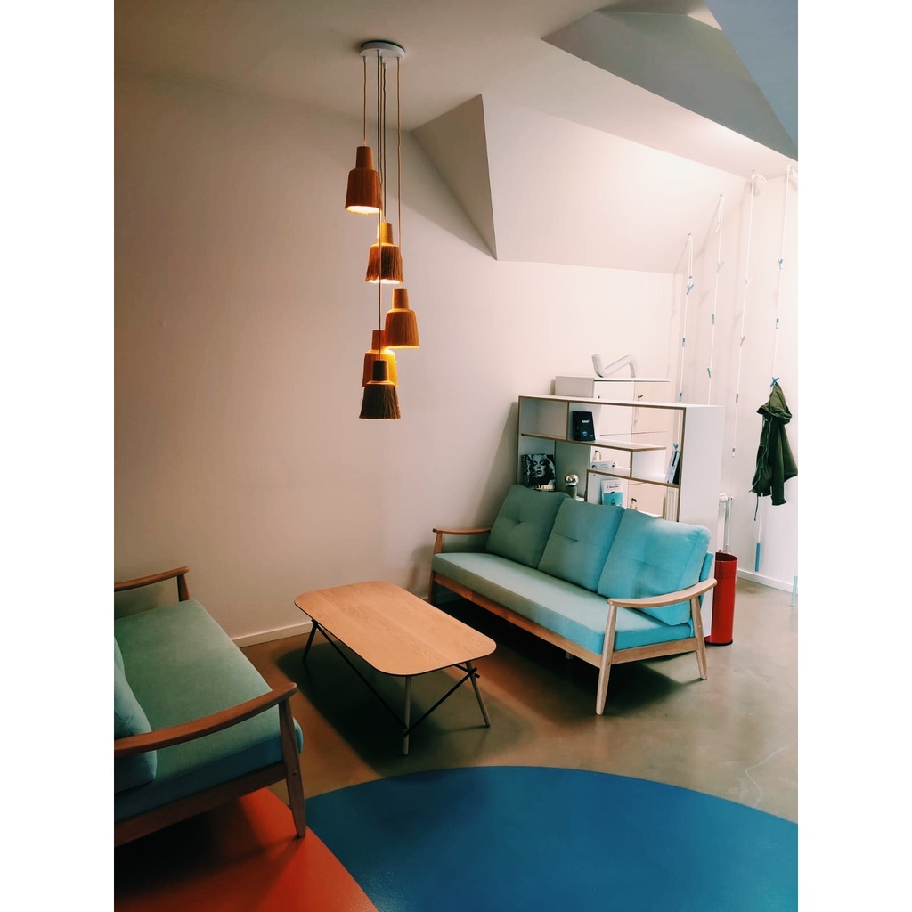 Der Eingangsbereich in unserem neuen Räumlichkeiten in Neukölln lädt zum Verweilen ein. Da lässt sich zwischen Meetings und dem Arbeiten bei einem netten Gespräch (und tollem Kaffee) bestens Auftanken.