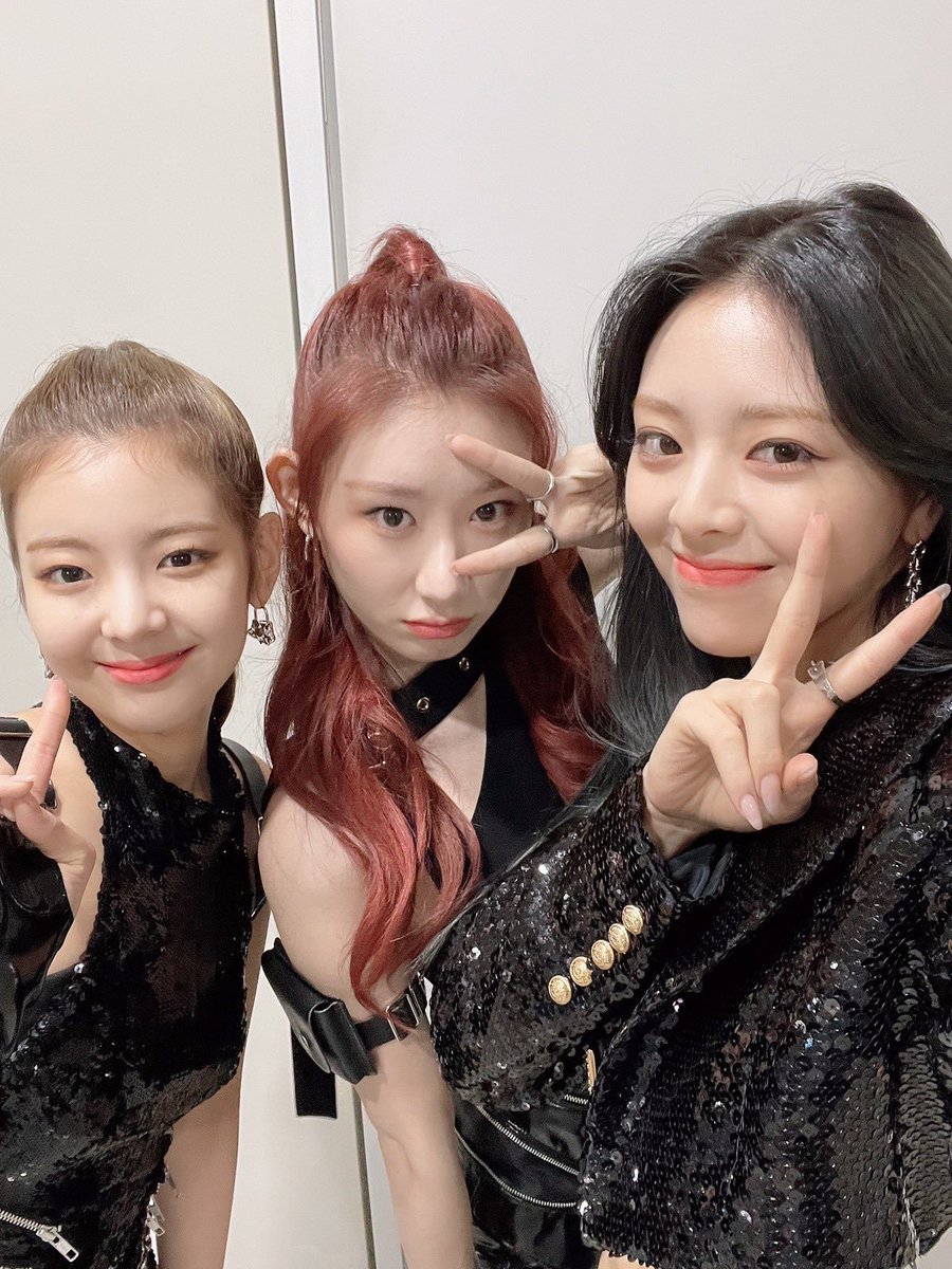 reullean's tweet image. MIDZY! terimakasih atas banyak dukungan kalian sehingga Itzy bisa pulang dengan membawa piala! jika mencintai Midzy adalah sebuah dosa, maka bisa dipastikan bahka Itzy adalah pelakunya 😆