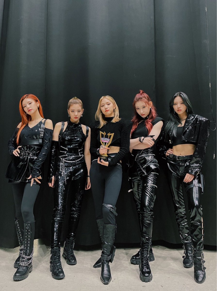 reullean's tweet image. MIDZY! terimakasih atas banyak dukungan kalian sehingga Itzy bisa pulang dengan membawa piala! jika mencintai Midzy adalah sebuah dosa, maka bisa dipastikan bahka Itzy adalah pelakunya 😆