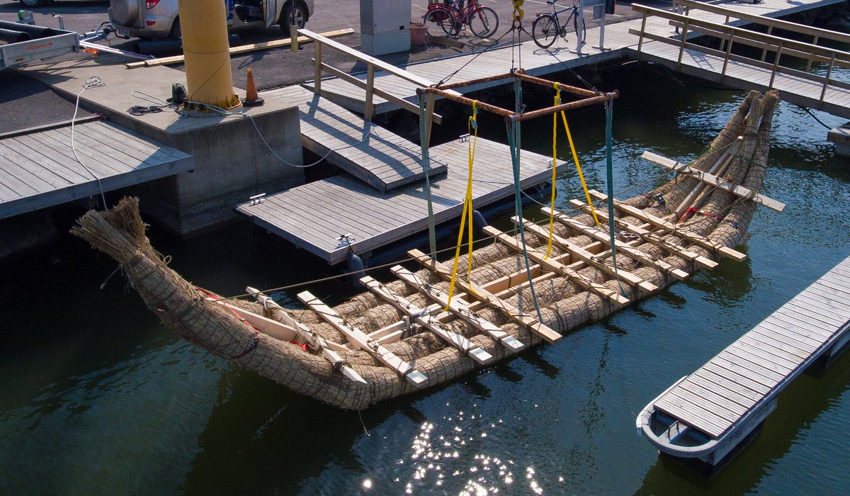 Se kelluu ja kantaa hyvin painoa! Kokeellinen veneilyhanke, jossa suomalaisesta kaislasta tehdään avomerikelpoinen alus, voi siis jatkua seuraavaan vaiheeseen - purjehdustestiin ⛵
#kaislaveneelläyli #suomenlahti #veneily