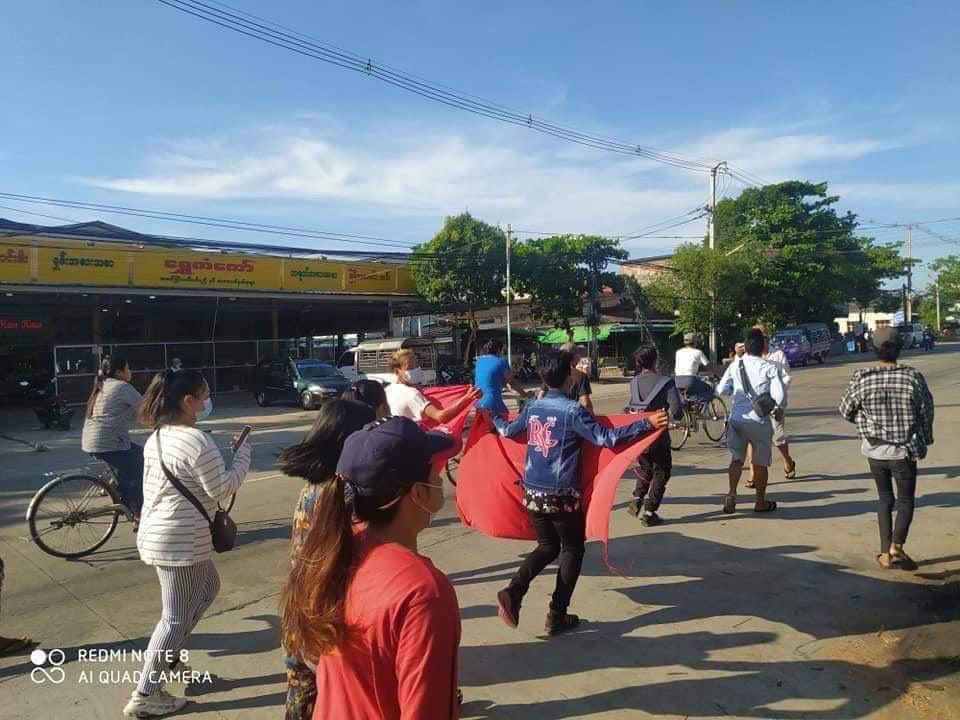 NwayOoTWs's tweet photo. South Dagon, Yangon: Despite SAC’s heavy repression of the peaceful protests, anti-regime protest led by youths are still taking to streets risking their lives for restoring Democracy. #WhatsHappeningInMyanmar #May14Coup https://t.co/35xBq6gQzK