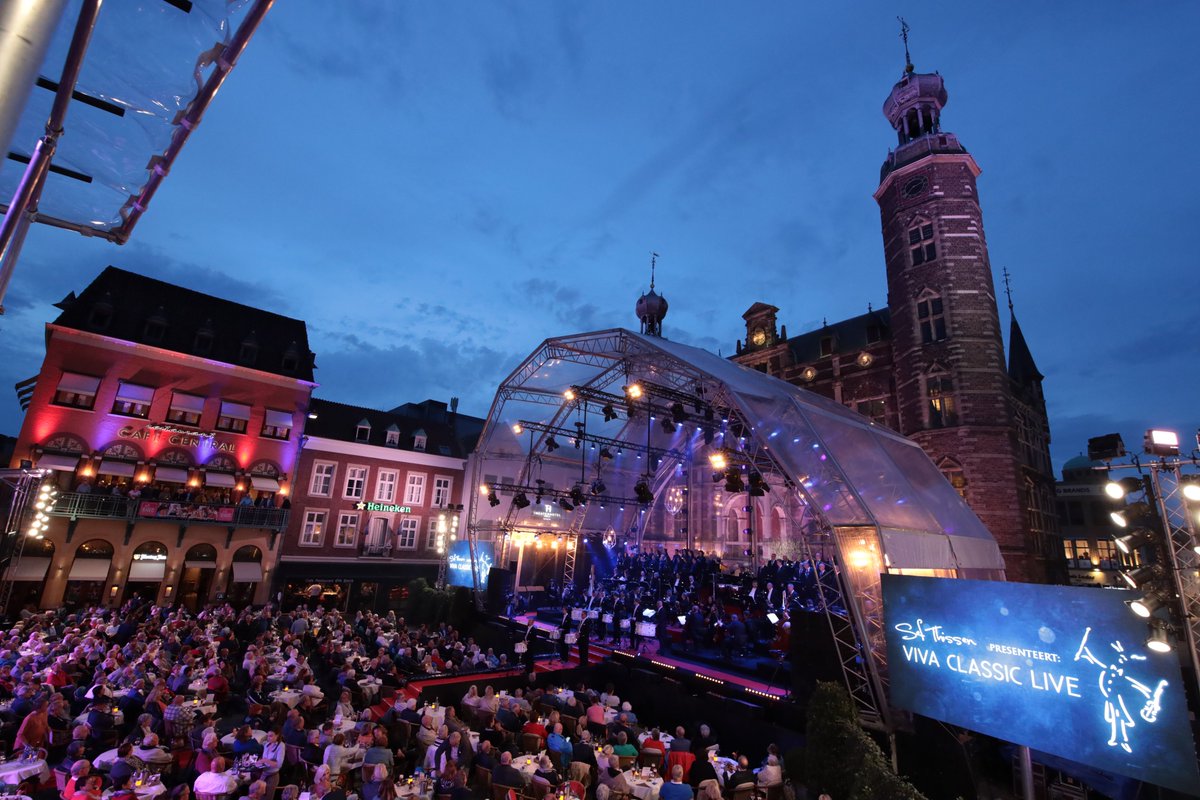 Met pijn in mijn hart vandaag het persbericht moeten versturen. Geen <a href="/vivaclassiclive/">Viva Classic Live</a> dit jaar! 
Even een off-day en dan fris vooruit naar 2022. Terug naar normaal, terug naar de Markt in Venlo om samen Viva Classic Live te vieren. #wehoudenvol 
Foto: <a href="/fotokinolinders/">Foto Kino Linders</a>