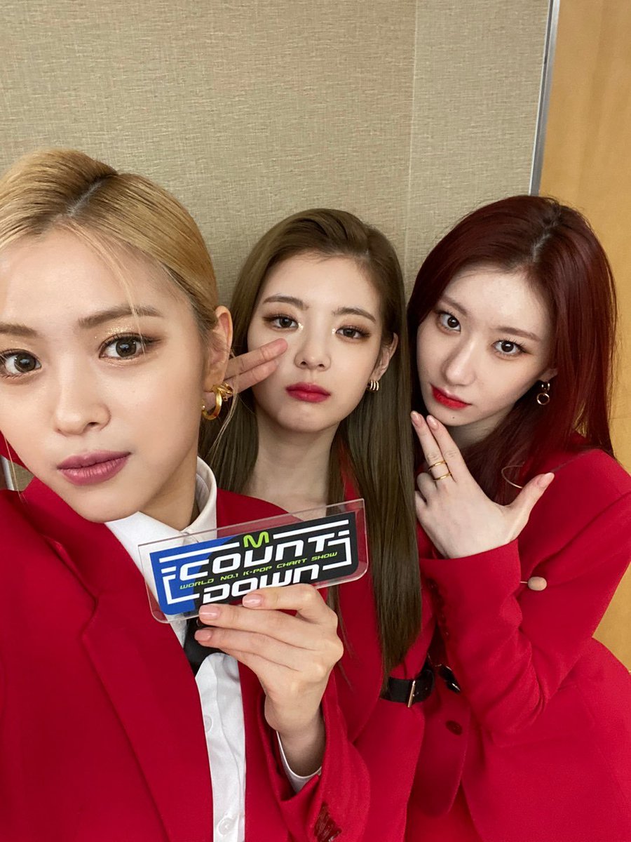 reullean's tweet image. MIDZY! apakah kalian sudah melihat pertunjukan kami di  M COUNTDOWN? 5 mafia ini siap untuk mencuri hati kalian!