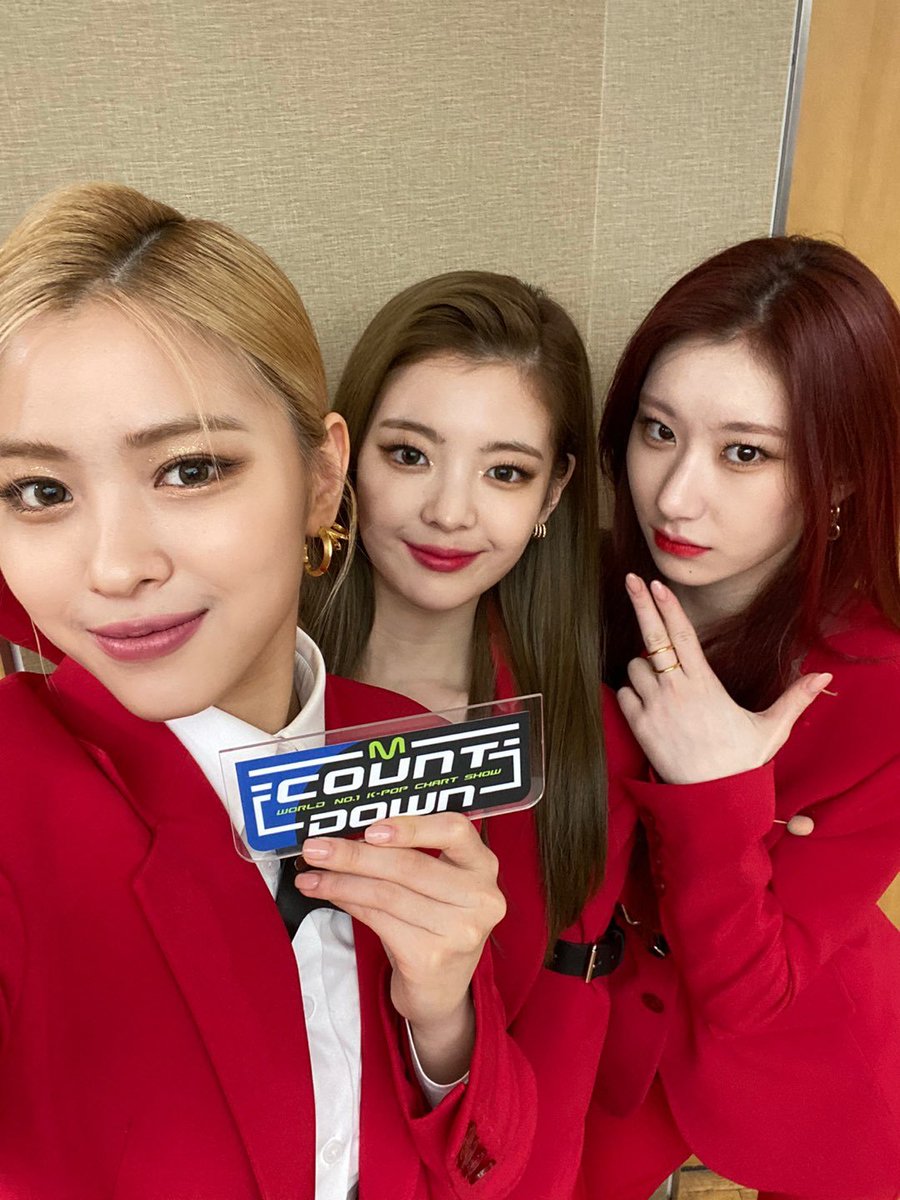 reullean's tweet image. MIDZY! apakah kalian sudah melihat pertunjukan kami di  M COUNTDOWN? 5 mafia ini siap untuk mencuri hati kalian!