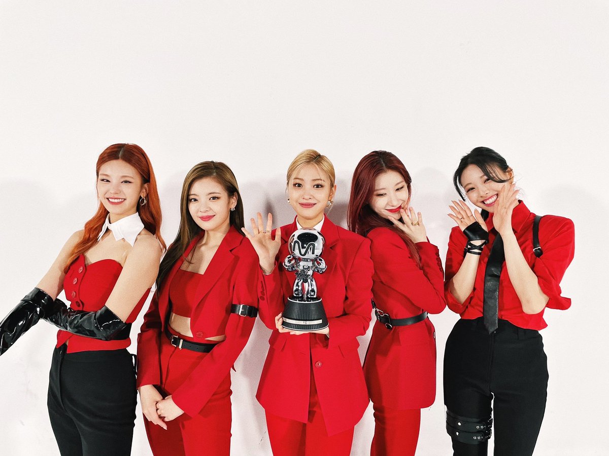 reullean's tweet image. MIDZY! lagi lagi Itzy datang untuk mencuri hati Midzy minggu ini, cepatlah mendekat Midzy, lihat hadiah apa yang kami bawa untuk kalian 😆