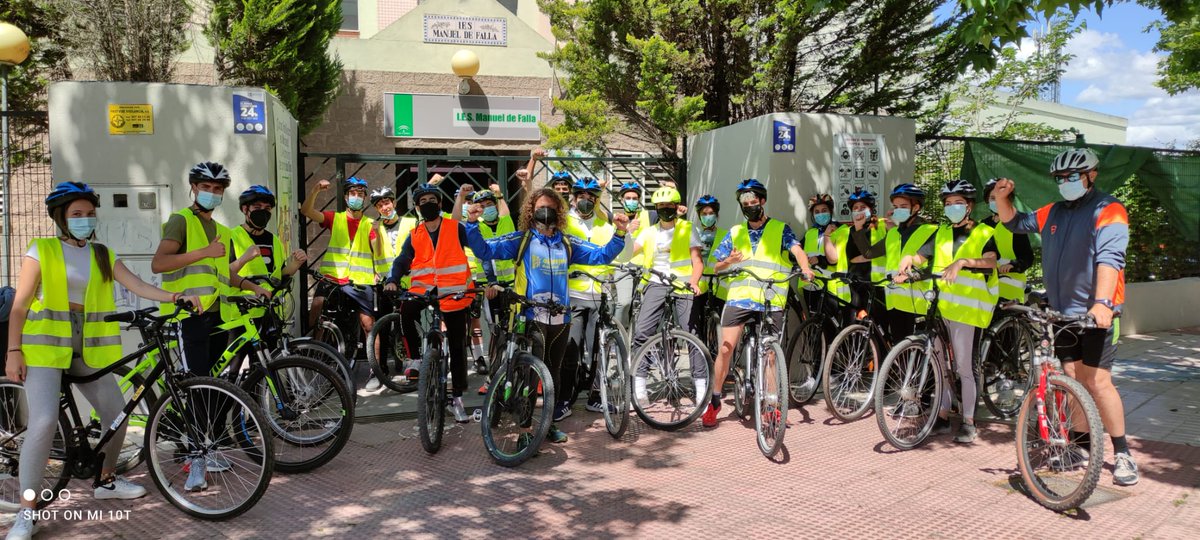 STARSdipgra's tweet photo. Manuel de Falla en Maracena sigue realizando tareas de movilidad activa, esta vez toca recorrer sus calles, sus campos con los alumnos! @DGTes @dipgra @AytoMaracena https://t.co/T8LWoz2RL9