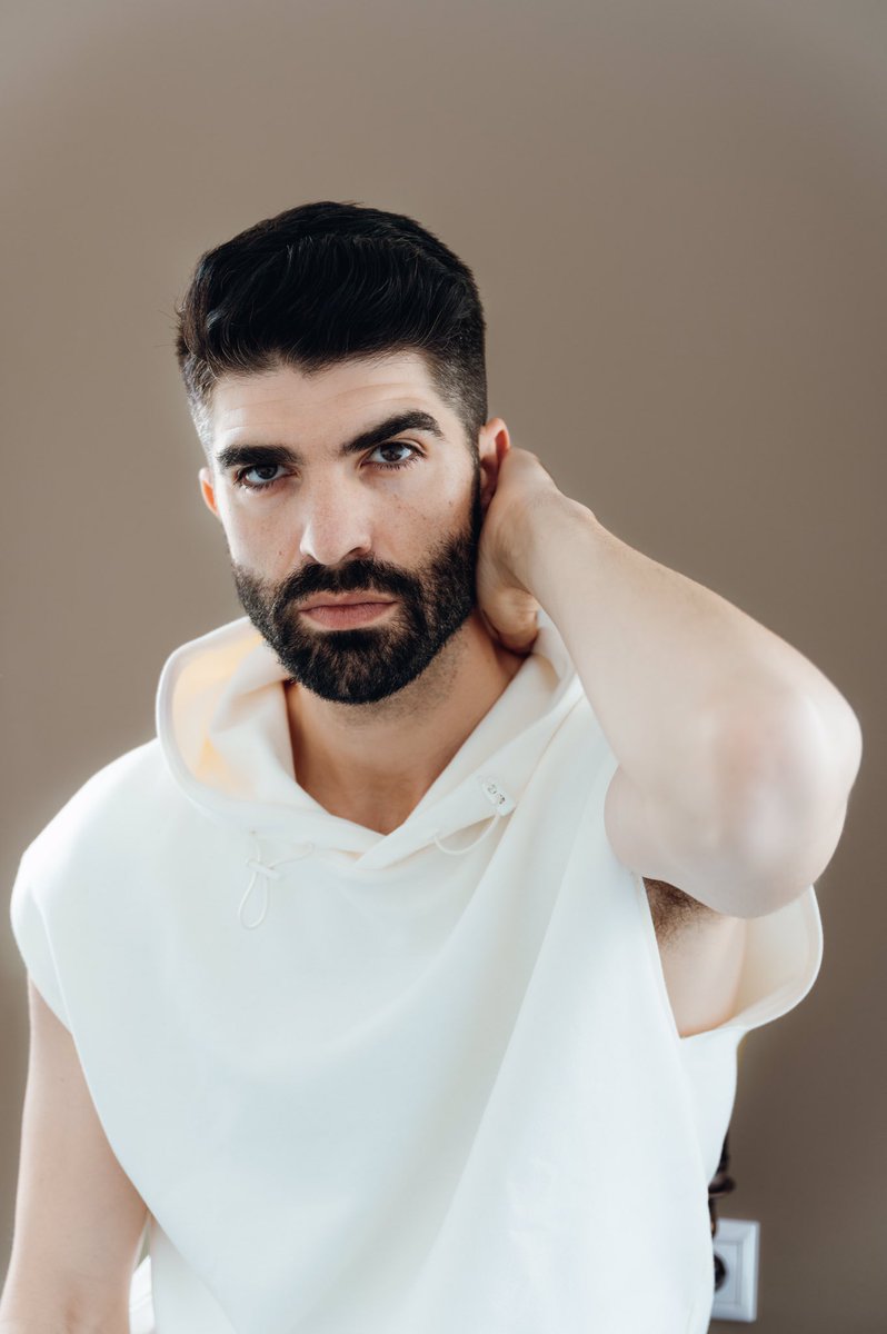 La bonne nouvelle du jour🍀: RDV sur scène à Paris en Juin 🙌🏽 ! Tellement heureux de vous retrouver ! 
Qui veut venir ? 
Je vous en dis plus bientôt &amp; vous souhaite un très bon week-end ! Os deseo un gran finde semana :) 
Pic by <a href="/antoterrizzano/">Antonia Terrizzano</a> 
#rubenmolina #culture #danse #2021