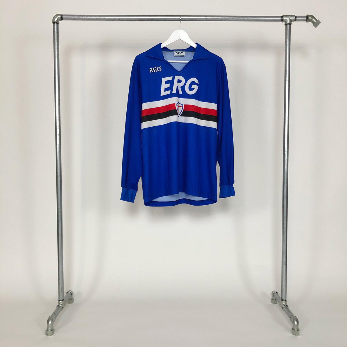To celebrate the 30th anniversary of Sampdoria’s incredible Scudetto, we’re giving away this beautiful 1990/91 long sleeved original. 

💙💙💙

To be in with a chance of winning, RT and follow <a href="/cultkits/">Cult Kits</a> and <a href="/thesefootytimes/">These Football Times</a>. 

Winner announced on Sunday. Good luck!