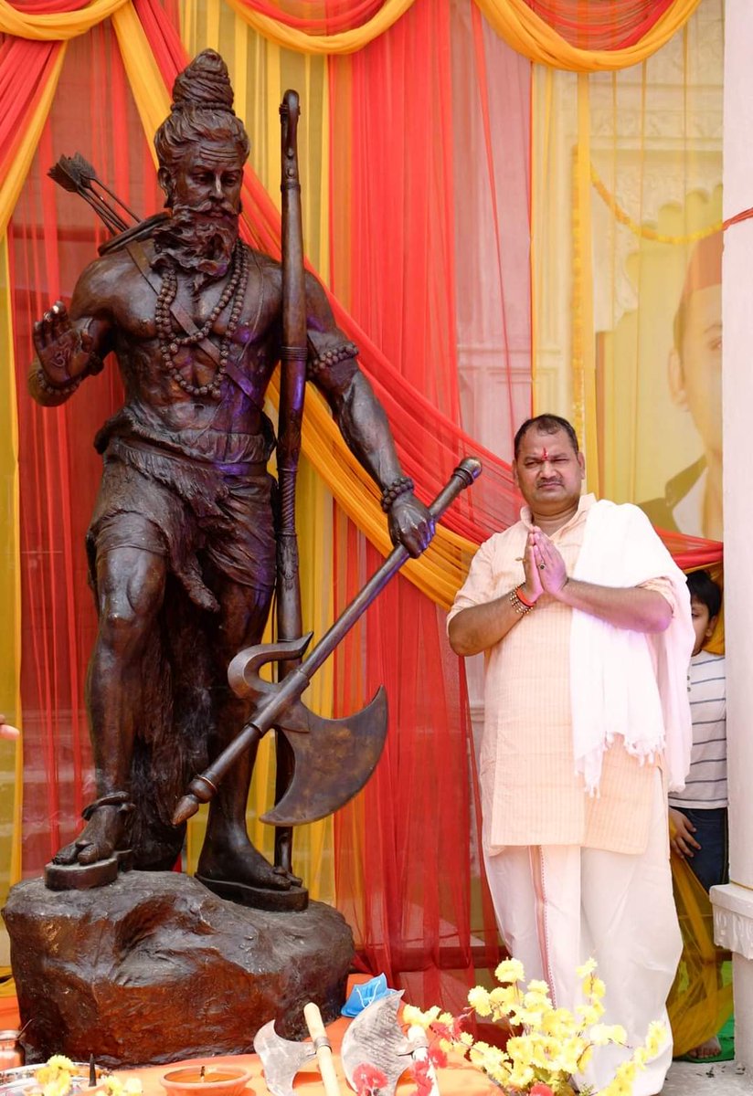 चिरंजीवी भगवान परशुराम जन्मोत्सव पर अपने आवास पर चिरंजीवी भगवान परशुराम जी की प्रतिमा का पूजन अर्चन किया।
<a href="/yadavakhilesh/">Akhilesh Yadav</a> <a href="/samajwadiparty/">Samajwadi Party</a> <a href="/dimpleyadav/">Dimple Yadav</a> <a href="/MPDharmendraYdv/">Dharmendra Yadav</a> <a href="/NareshUttamSP/">Naresh Uttam Patel (#मैं_PDA_परिवार_से_हूं)</a>