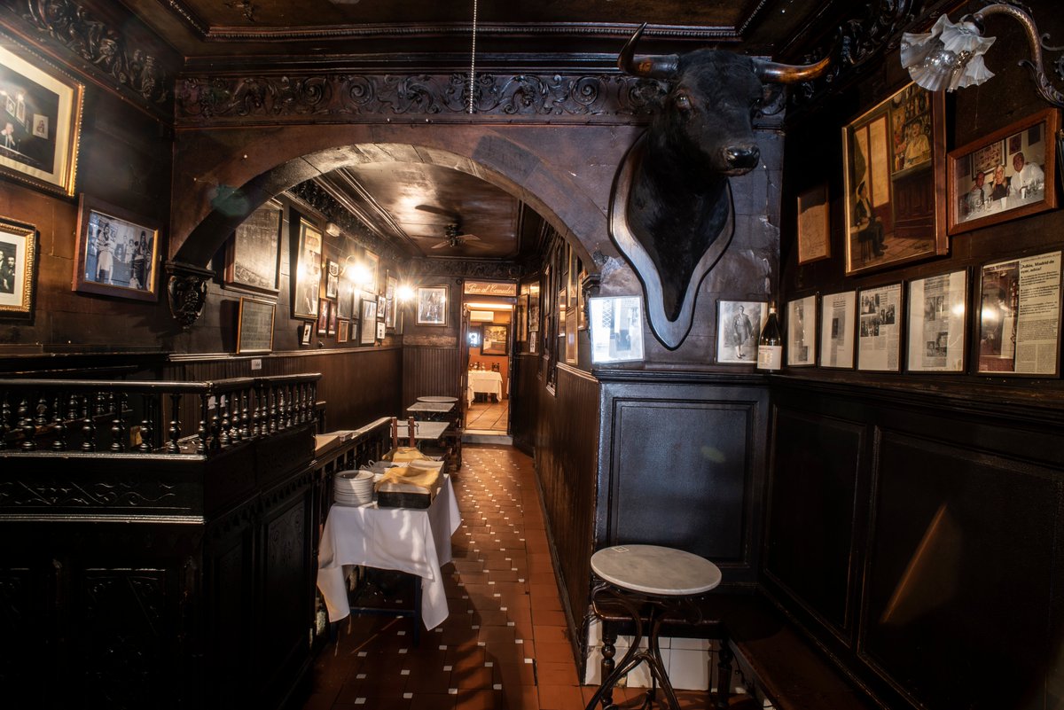 VisitMadrid_es's tweet photo. 🍽️ Fundada en 1787 es una de las tabernas más antiguas de Madrid. Descubre la taberna de Antonio Sánchez en pleno corazón de la ciudad y sumérgete en su historia.

Volverás a descubrirnos, volverás a la @ComunidadMadrid.  

#RestaurantesCentenarios #ShineInMadrid https://t.co/H4Y2i5P4cx