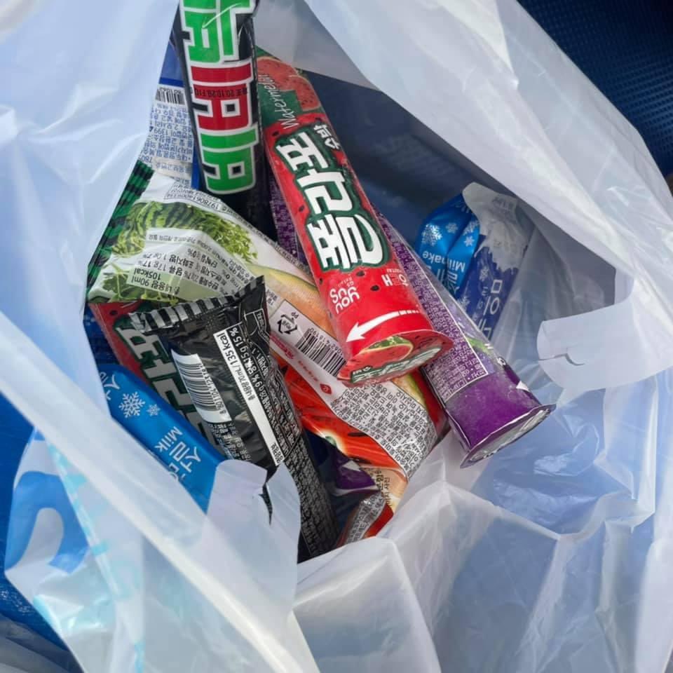 더운날 고생하는 학생들을 위해 아이스크림을 사주셨습니다! 
너무 센스 있는 선물로 힘이 펄펄!! 🥺🥺
더더 힘내서 투쟁하겠습니다 ♥️