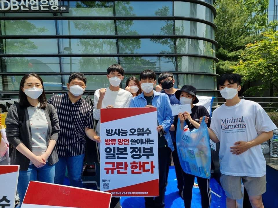 뜨거운 오후! 
농성 중인 대학생들을 위해 경희대학교 민주동문회에서 지지방문을 와주셨습니다.
좋은 말씀과 함께 후원금까지 주셨는데요. 🥺
오늘 햇볕처럼 뜨겁게! 처음의 마음 잊지 않고
반드시 오염수 방류 저지시키도록 싸우겠습니다! 💪