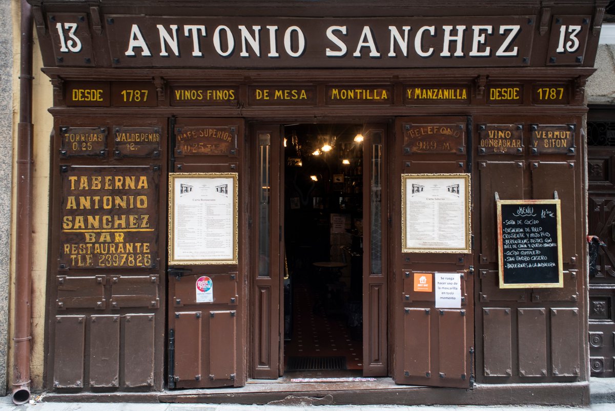 VisitMadrid_es's tweet photo. 🍽️ Fundada en 1787 es una de las tabernas más antiguas de Madrid. Descubre la taberna de Antonio Sánchez en pleno corazón de la ciudad y sumérgete en su historia.

Volverás a descubrirnos, volverás a la @ComunidadMadrid.  

#RestaurantesCentenarios #ShineInMadrid https://t.co/H4Y2i5P4cx