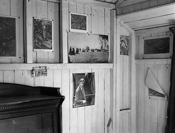 #DylanThomasDay In 1949 Dylan Thomas adapted a prefabricated garage, built in the 1920s for Laugharne's first automobile, a Wolseley belonging to a summer resident at the Boathouse, as his writing shed. The shed is now preserved as a museum.
📷<a href="/LlenCymru/">Llenyddiaeth Cymru</a> <a href="/CarmsMuseums/">CarmsMuseums</a> <a href="/NLWales/">National Library of Wales</a>