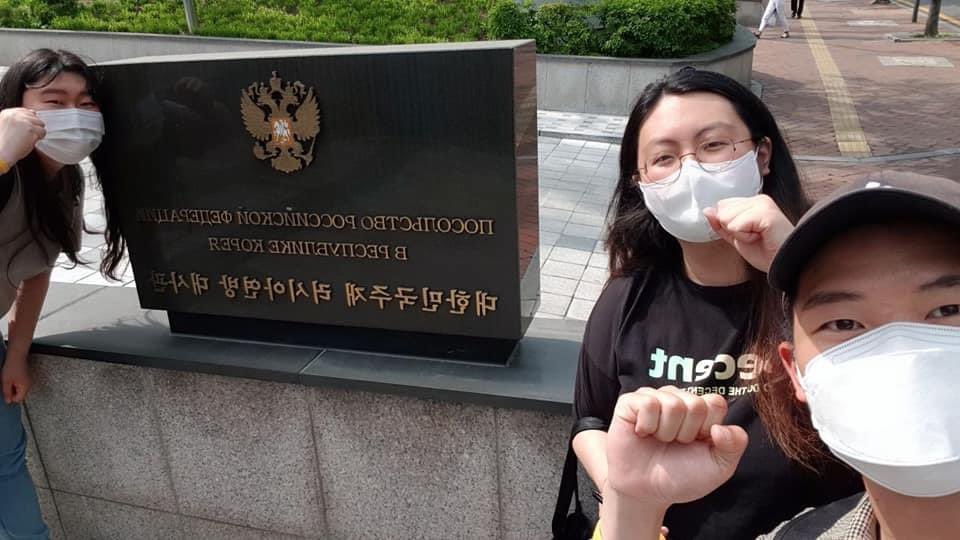 대학생들이 주한 러시아 대사관에 다녀왔습니다!
일본의 방사능 오염수 방류를 막기 위해 국제적인 연대 활동을 요청하기 위해서였는데요!  우리 인류의 생명과 안전을 위해 더 넓게, 더 뜨겁게 연대활동을 벌여나가도록 하겠습니다🔥🔥