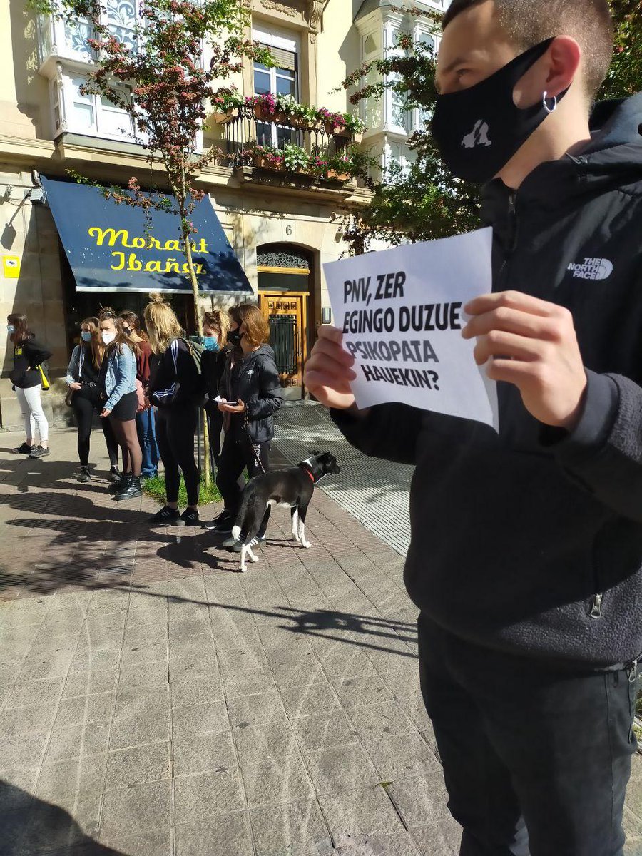 🚨 Gazteok larrialdi egoeran jarraitzen dugu!

Pairatzen dugun egoera larria salatzeko mobilizazioak egin genituen pasa den astean. ➡️Erantzuna: 8⃣ atxilotu eta 6⃣5⃣ zauritu. 

Gaur Legebiltzarrean galdera zehatz bat➡️
<a href="/eajpnv/">EAJ-PNV</a> zer egingo duzue psikopata hauekin?

#Larrialdian