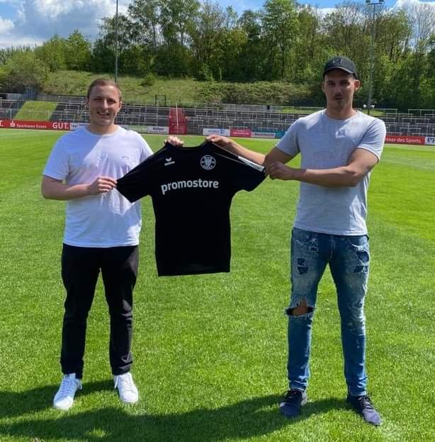 Christian Schuh wechselt an den Uhlenkrug

Der 31-jährige Stürmer wechselt zusammen mit Trainer Suat Tokat vom Landesligisten SG Unterrath an den Uhlenkrug. 

#ETB | #Oberliga | #Uhlenkrug

facebook.com/76726356331618…