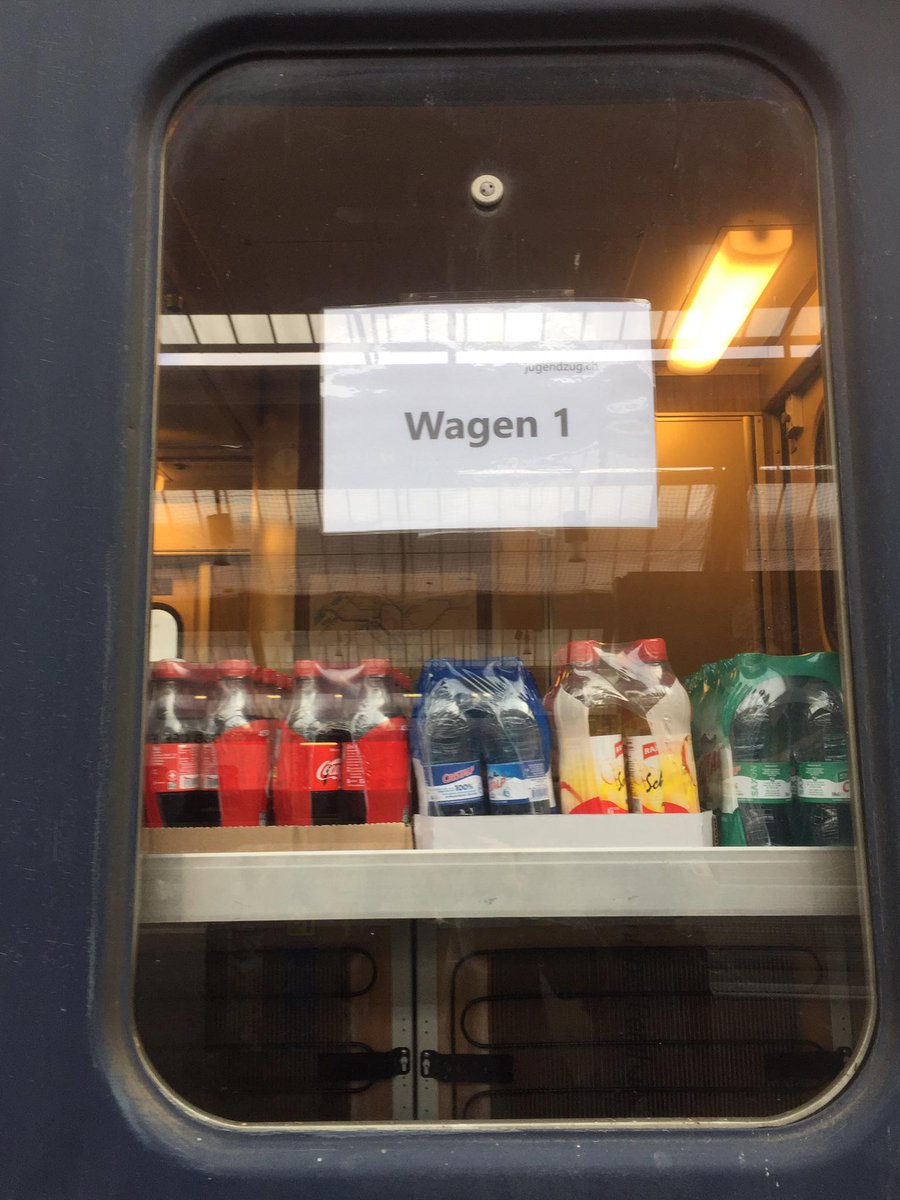 Jugendzug: Der Extrazug mit alten Waggons, zwei Einheitswagen von SBB und BLS, und einem alten DDR-Speisewagen startete am Auffahrtstag pünktlich.
#jugendzug