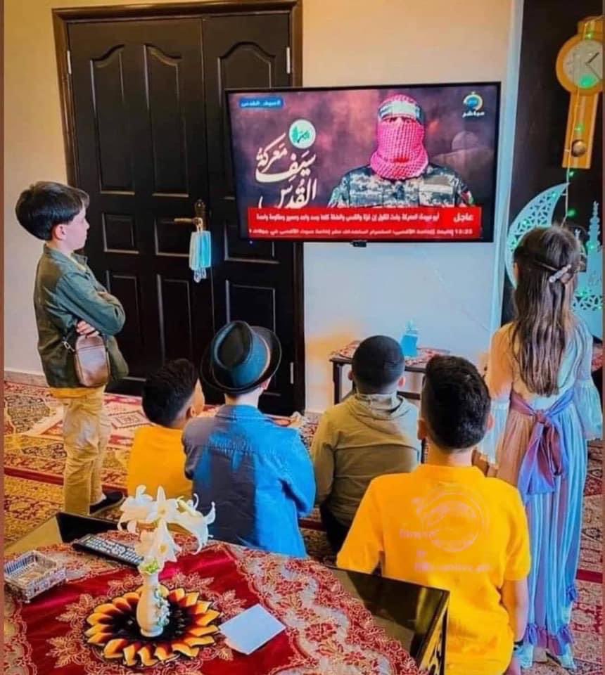 DoaaSameer8's tweet photo. أطفال فلسطين بملابس العيد بيسمعو بانصات لأخبار بلدهم ف الوقت اللي كل اطفال العالم بتلعب .. متربيين انهم يكونو رجاله ومسؤلين من الصغر ❤️ من حقهم يعيشو بأمان زي باقي أطفال العالم #Ghazaunderattack #freepalastine https://t.co/fIHeJdnvll
