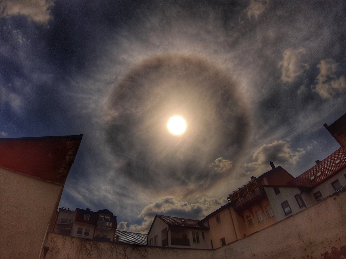 capilatus's tweet photo. In diesem Jahr gab es schon 15 #Halo #Lichteffekte am Horizont zu beobachten rund um Ofeld bis mgn und 2020 insgesamt 17,was darauf hindeuten könnte,das 2021 eventuell mehr als über 20 aber mal abwarten https://t.co/JxlgL1MUVR
