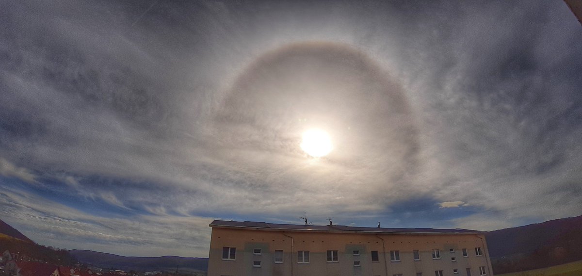 capilatus's tweet photo. In diesem Jahr gab es schon 15 #Halo #Lichteffekte am Horizont zu beobachten rund um Ofeld bis mgn und 2020 insgesamt 17,was darauf hindeuten könnte,das 2021 eventuell mehr als über 20 aber mal abwarten https://t.co/JxlgL1MUVR