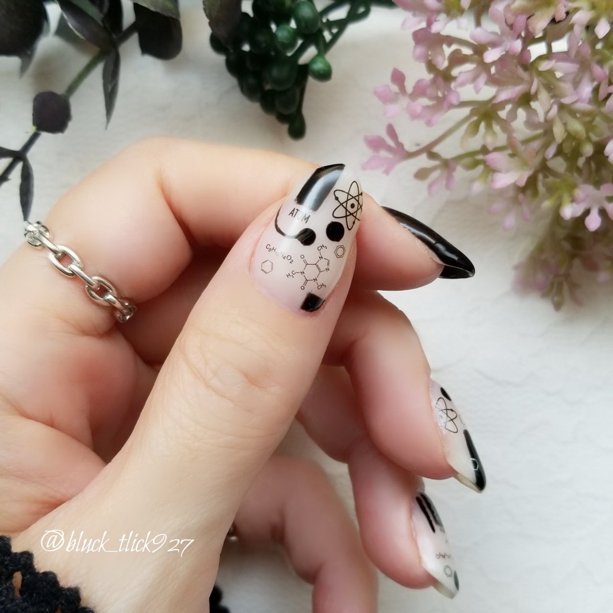 𐊰𐊦𐊋𐊠𐊯𐊦𐊪513 على تويتر モノトーンscienceネイル キャンドゥで購入した サイエンスシールを使って 個性的モノクロネイルに 詳しくは T Co Nt9ilaowll またはアメブロで Nailkoubouu ネイル工房 セルフネイル