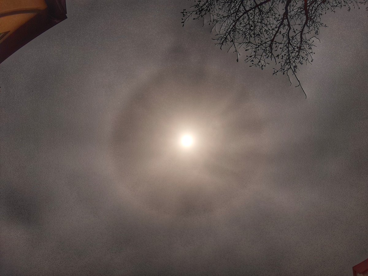 capilatus's tweet photo. In diesem Jahr gab es schon 15 #Halo #Lichteffekte am Horizont zu beobachten rund um Ofeld bis mgn und 2020 insgesamt 17,was darauf hindeuten könnte,das 2021 eventuell mehr als über 20 aber mal abwarten https://t.co/JxlgL1MUVR