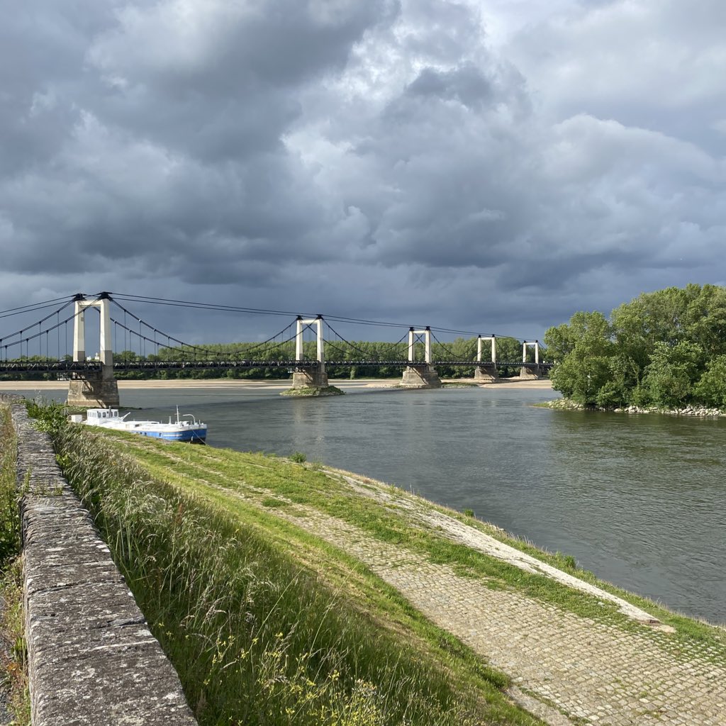 Sa proximité directe avec la Loire, ses dizaines de maisons de maître, ses fours à chaux... font de Montjean-sur-Loire un lieu idéal de promenade et de villégiature. <a href="/maugessurloire/">Ville de Mauges-sur-Loire</a> #mauges