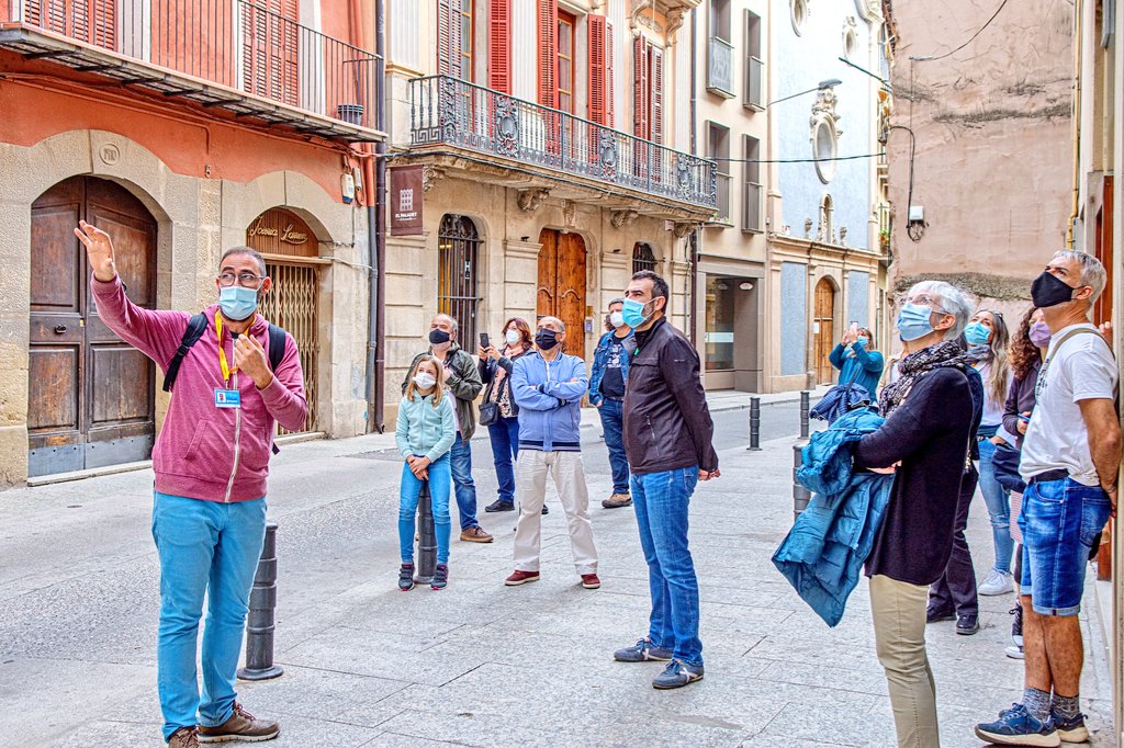 ℹ Aquest dissabte és la nit dels museus. Però abans, a les 16h, fem un city tour a #Balaguer.

📜 Guies habilitats
📆 Tots els dissabtes
🕓 Sortida a les 4 de la tarda
🏛 De la Casa de la Paeria
💰 Entrada inversa
📩 No cal inscripció prèvia
😷 Màscara obligatòria

#visitaguiada
