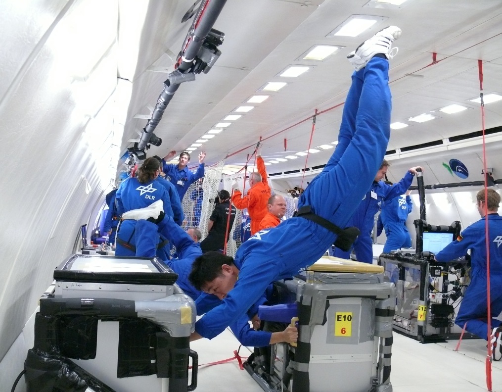 民間宇宙旅行をリードする <a href="/yousuckMZ/">Yusaku Maezawa (MZ)</a> 氏とVR宇宙旅行社 #STARHOUSE が世界中の人々を巻き込む月周回旅行を成功させたい。 無重力フライトを約100回経験し，ゼロ・グラヴィティーでの任務遂行能力を持つ #dearMoonCrew 学際的アーティスト <a href="/AvellSky/">天文学者 阿部新助 Dr. Avell</a> と共に!
#dearMoon mission is possible!