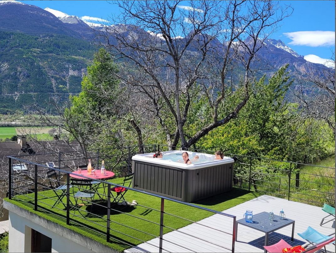 Gites05's tweet photo. Joli pont de mai avec vue sur les montagnes. Au programme chaises longues et spa ... Pour toute réservation de dernière minute :  https://t.co/nd2FwbkvLI

#gites #locationvacances #pontdemai #break #gitesdefrancehautesalpes #nature #campagne #parcregionalqueyras #chambresdhotes https://t.co/iWDWSF2zSN
