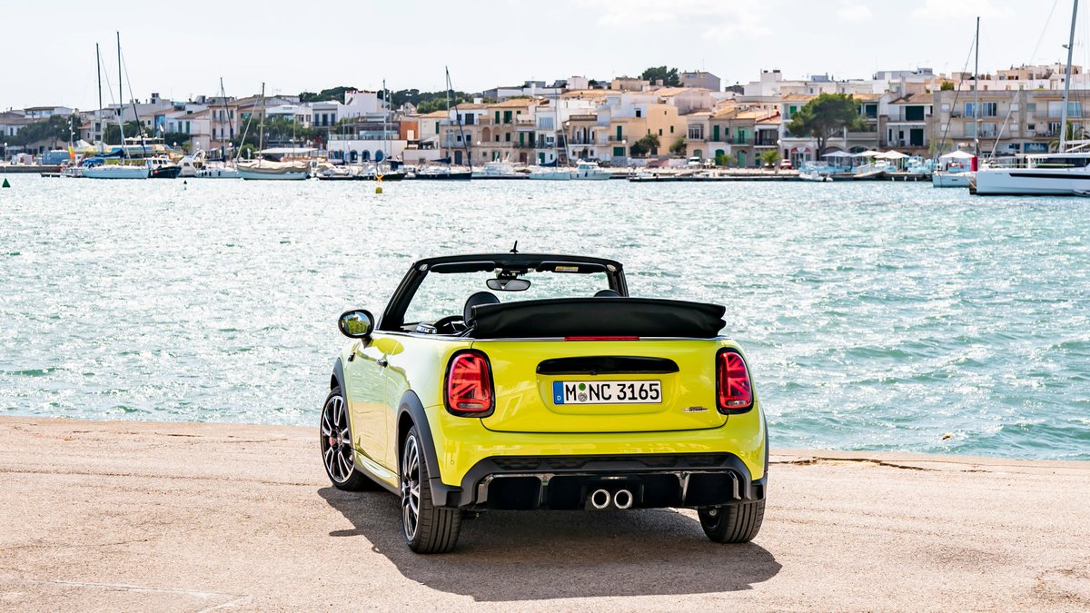 BMWGroupFrance's tweet image. Le #GoKartFeeling cheveux au vent : un plaisir sans équivalent.
Design iconique, concentré d’innovations &amp;amp; #tech, #MINICabrio se déclinera sous une nouvelle version d'ici 2025. En attendant, nous vous souhaitons de profiter au mieux du retour des beaux jours.🌞 #BIGLOVE