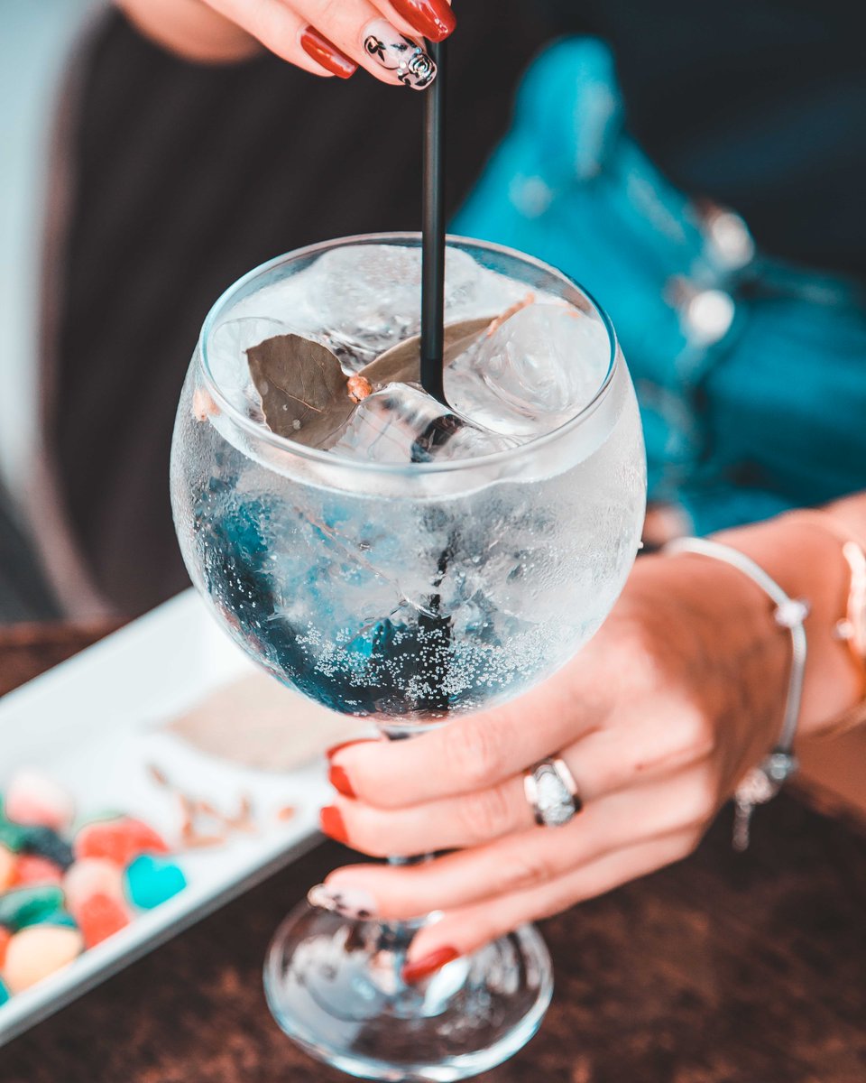 Viernes de gin, buen tiempo, terracita y ¡amigos! ✨
¿Te apuntas a este planazo?
En #ThatsLife os esperamos todos los días de 13:00 a 00:00 horas 🙌

#CostaDelSol #Marbella #MarbellaLife #Sunnyday #SummerTime #GinTonic #Friends