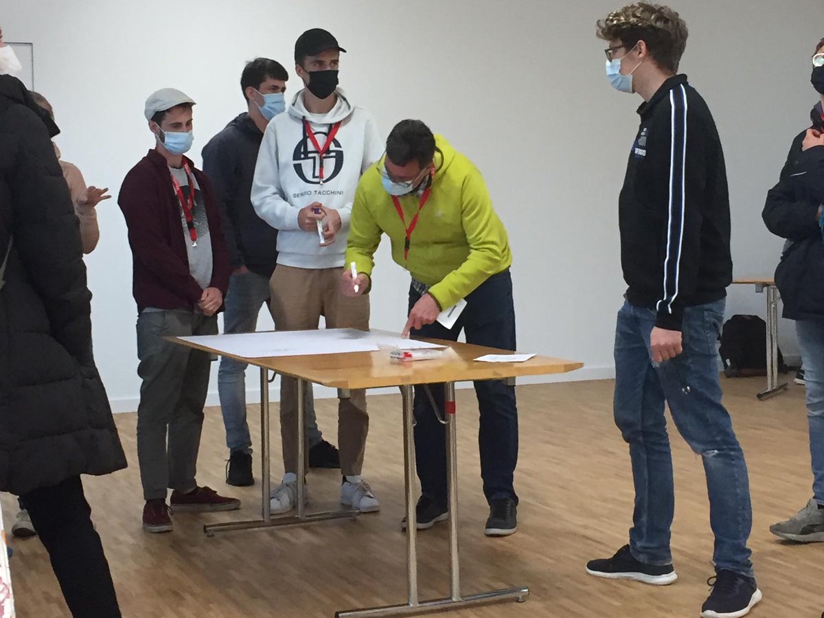 Jugendzug: In Gruppen geben die Jugendlichen ihre Feedbacks zu den vorgestellten Projekten der Kirchgemeinde Gossau: Kirche, Cevi, Jugendtreff Pöstli. Danach tauschen sie sich untereinander aus, um sich für eigene Projekte inspirieren zu lassen.
#jugendzug