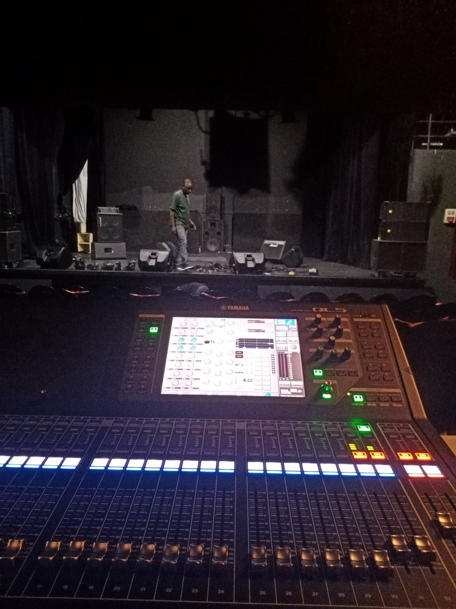 IFCameroun's tweet photo. DOUALA
#SlamUp
Ateliers #Slam & #Standup
Jour 3
L'équipe technique travaille pour un spectacle exceptionnel.
Rendez-vous ce soir à 19h.
Prévente : à 12h-14h et 16h-18h https://t.co/VzRyV2znvv