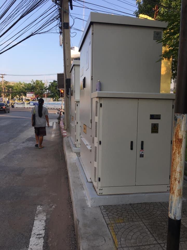 ที่โคราชกำลังเอาสายไฟลงใต้ดิน แต่การเอาตู้ไฟฟ้ามาตั้งขวางทางเท้าแบบนี้มันใช่หรอ พัฒนาแต่ไม่คิดให้รอบด้าน ทำอะไรง่ายๆ โคตรจะไทย