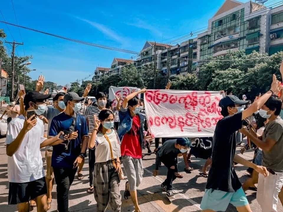 kano_mpsm's tweet photo. Powerful Anti-Coup guerilla protest in Ahlone Township, Yangon today (May 14).

#May14Coup
#WhatsHappeningInMyanmar https://t.co/JxPmd0h8Og