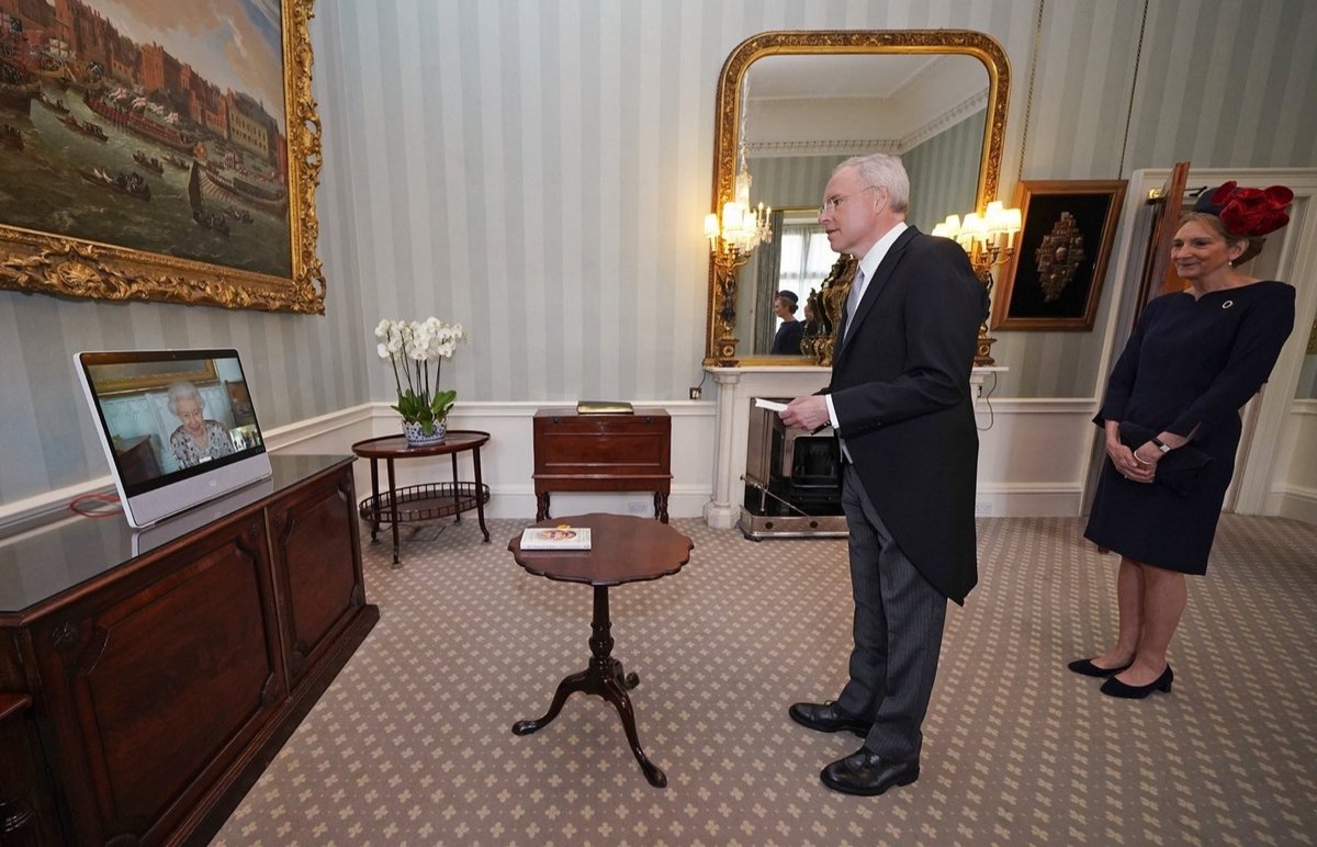 NLinUK's tweet photo. Today @KvanOosterom presented H.M. Queen Elizabeth II his Letters of Credence as Ambassador of the Kingdom of the Netherlands to the Court of St James's. As #NorthSeaNeighbours, 🇳🇱 &amp; 🇬🇧 share a close relationship spanning centuries of trade &amp; cooperation in defence of liberty. https://t.co/cWlpp4QyZD