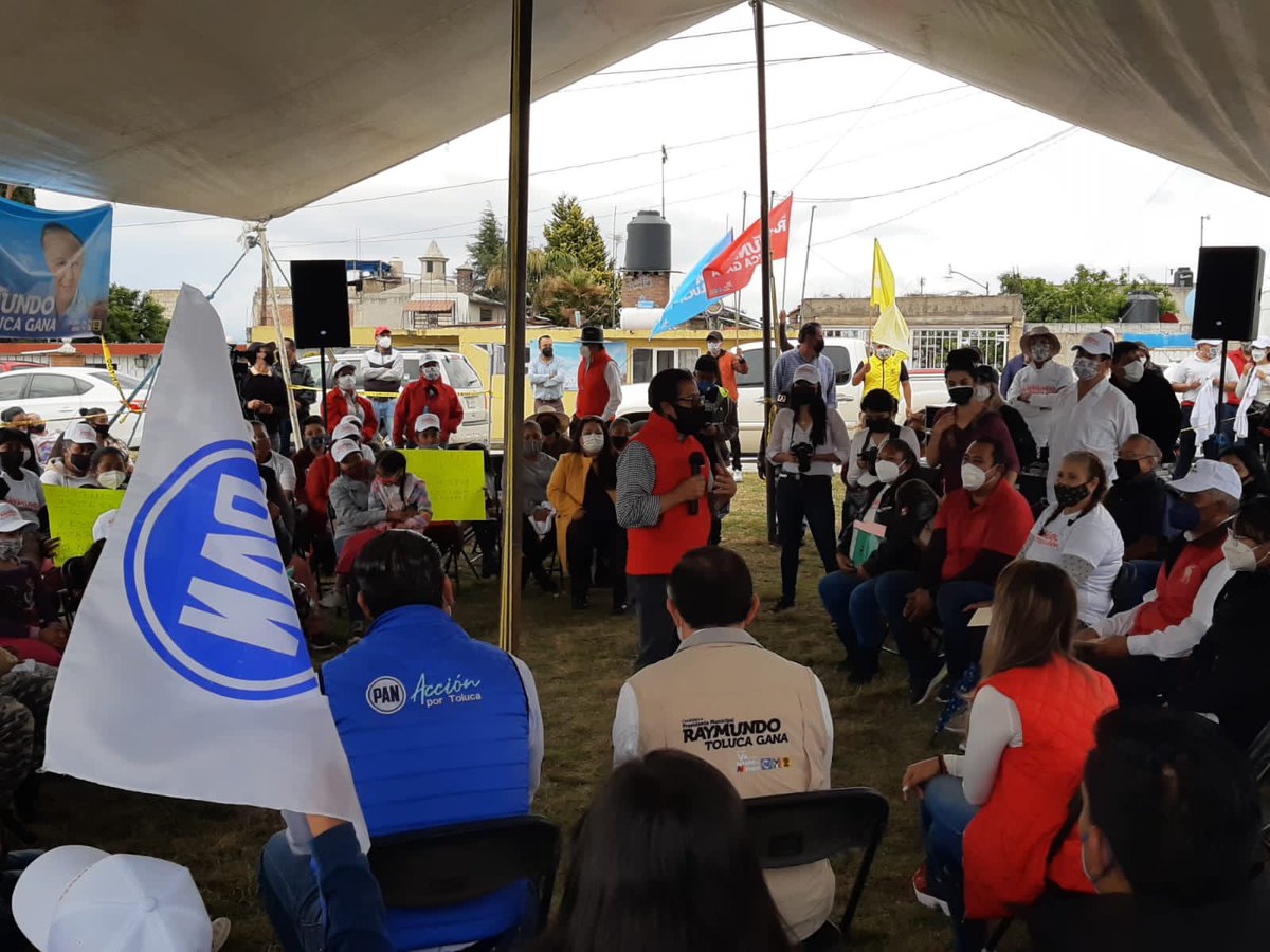 toluca_prd's tweet photo. El día de ayer militantes del PRD tuvimos el gusto de acompañar a @raymundomc candidato a presidente municipal de Toluca, en una caminata en Palmillas, reafirmando las propuestas y compromisos con los ciudadanos. #VaPorElEstadoDeMéxico #VaPorToluca #TolucaGana #VotaPRD https://t.co/ncyjPTEit8