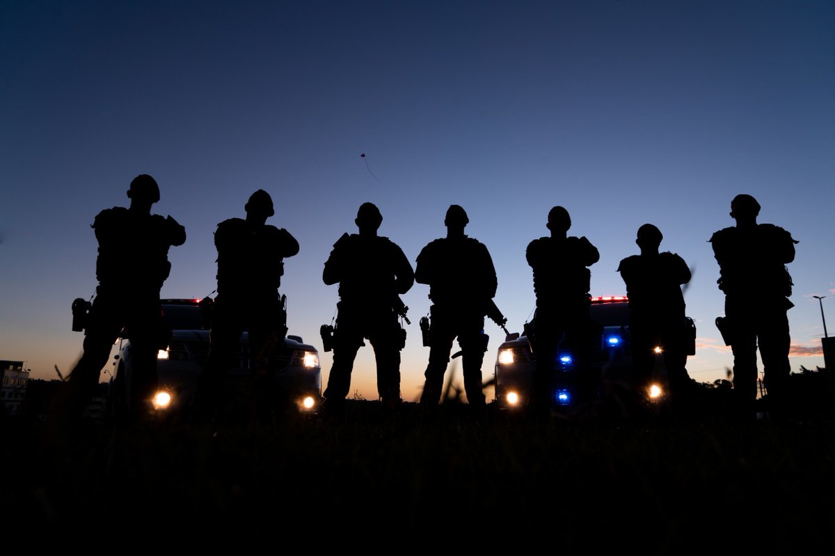 pmdfoficial's tweet photo. A Polícia Militar do Distrito Federal deseja a todos um excelente final de semana!
Estaremos nas ruas de forma #sistemática e #ininterrupta.
Contem conosco!
#PMDF #Policiamento #NasRuas #Policia #PolíciamIlitar #PolíciadeBrasília #militar #MuitoMaisQueSegurança #DF #brasilia https://t.co/Z52R9bq1tZ