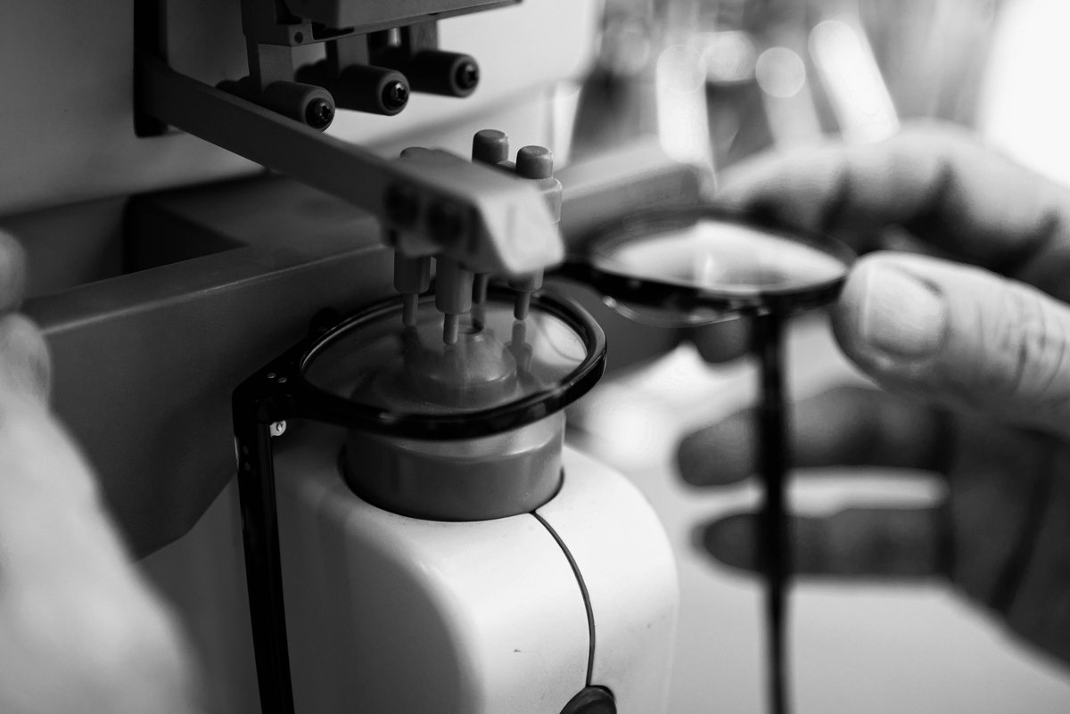 opticien_indep's tweet image. Un savoir-faire au service de votre vue !💙
🔍Nos opticiens indépendants portent une attention particulière à la satisfaction client, dans le respect des protocoles tels que la prescription, le centrage des verres, le montage et l'ajustage. 🤓 
#Opticien #Lunettes #Optique #Local