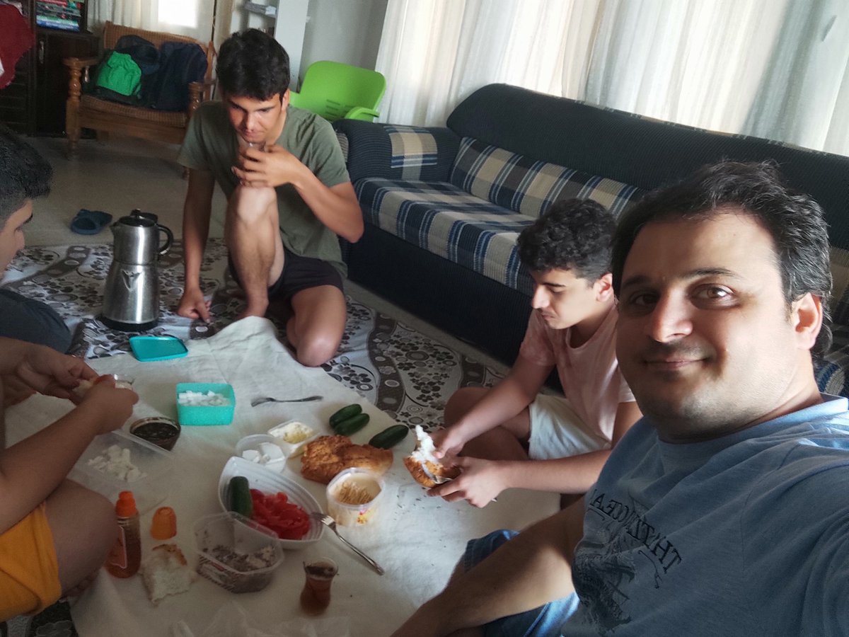 CanerAtm1's tweet photo. Ev temizliğine yardımcı olan ve #YorgunDüşen ve #İyiAcıkan Gençlik 😊😊... Bu yorgunluk üzerine değerli aslanım Ahmet'in #Köyden getirmiş olduğu #DoğalÜrünler iyi yenir. 😊😊

#HepimizeAfiyetOlsun https://t.co/aRIVXStkVb