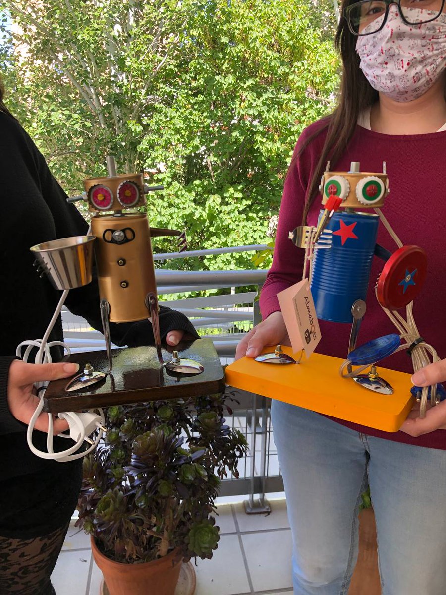 Y aquí tenemos y recibimos con muchísima ilusión, mi compañera <a href="/JenniferMA_AF/">Jennifer Molina</a> y yo, los #AlmaBot 😍🤖. 

Cortesía de <a href="/monicacillan/">Mónica Cillán</a> y <a href="/VdeValenzuela/">Carmen Valenzuela</a>😊, de la mano de <a href="/jmalex/">José Miguel García P</a>.

¡La locura de los #bots! Despertaron pasiones a aquellos que los vieron💘.

#CyACartuja #reporterotuitero