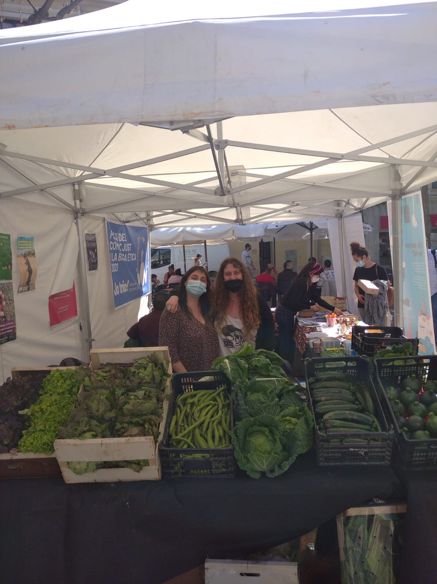 Avui som a la Festa del Comerç Just i Banca Ètica de Sant Boi amb les companyes de @DESOS_ per reivindicar l'agricultura ecològica com a model de producció agrícola sostenible i necessària per transformar la societat ✊🥬🥕🍅

#JoTrioComerçJust