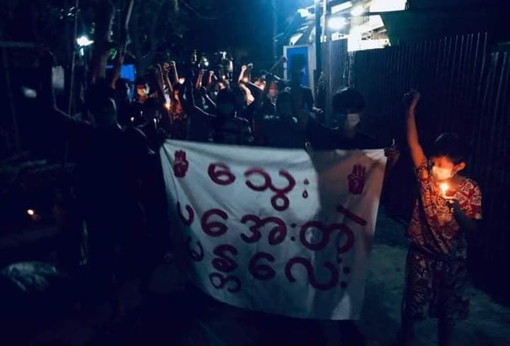 Night strike in ChanmyaTharsi Mandalay marching against the dictatorship !!
#WhatsHappeningInMyanmar  #May14Coup https://t.co/SZYftFC5CV